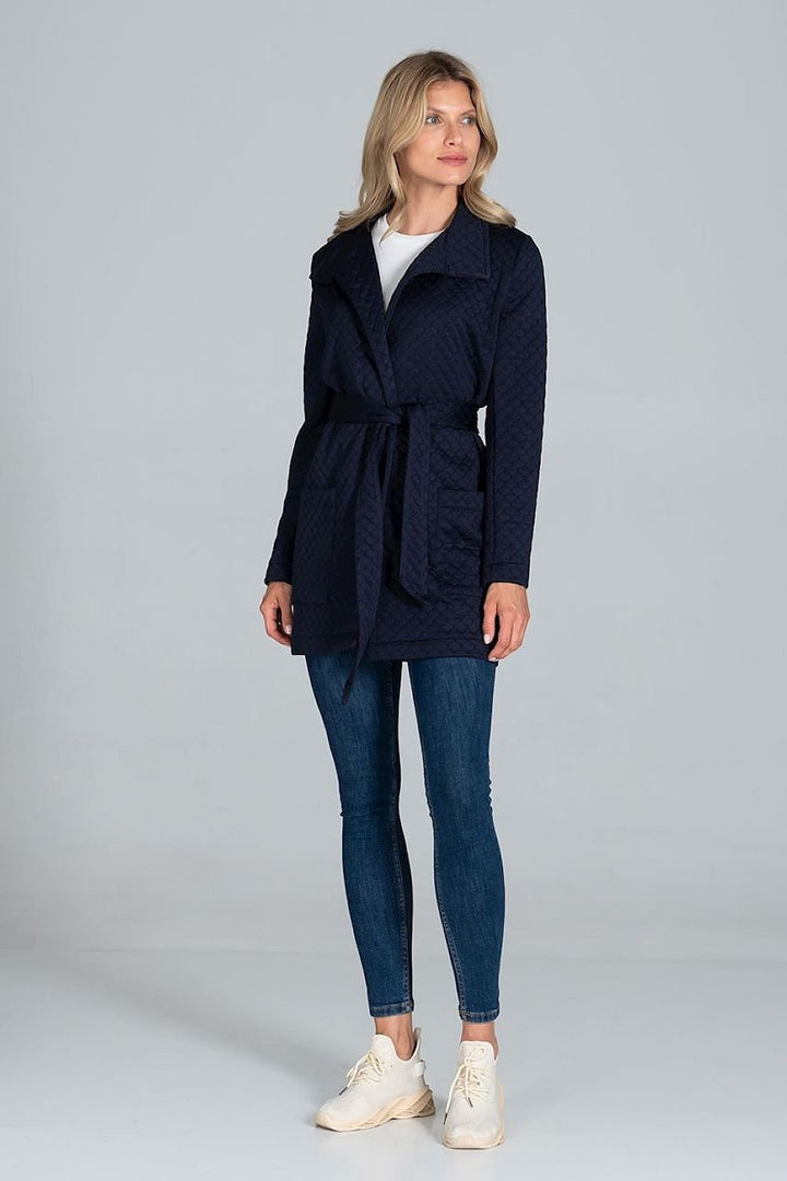 Short quilted coat, unbuttoned, tied with a belt Figl